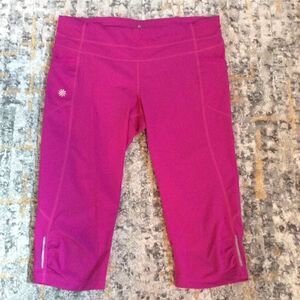 ATHLETA DOBBY BE FREE REFLECTIVE CAPRI LEGGINGS! M
